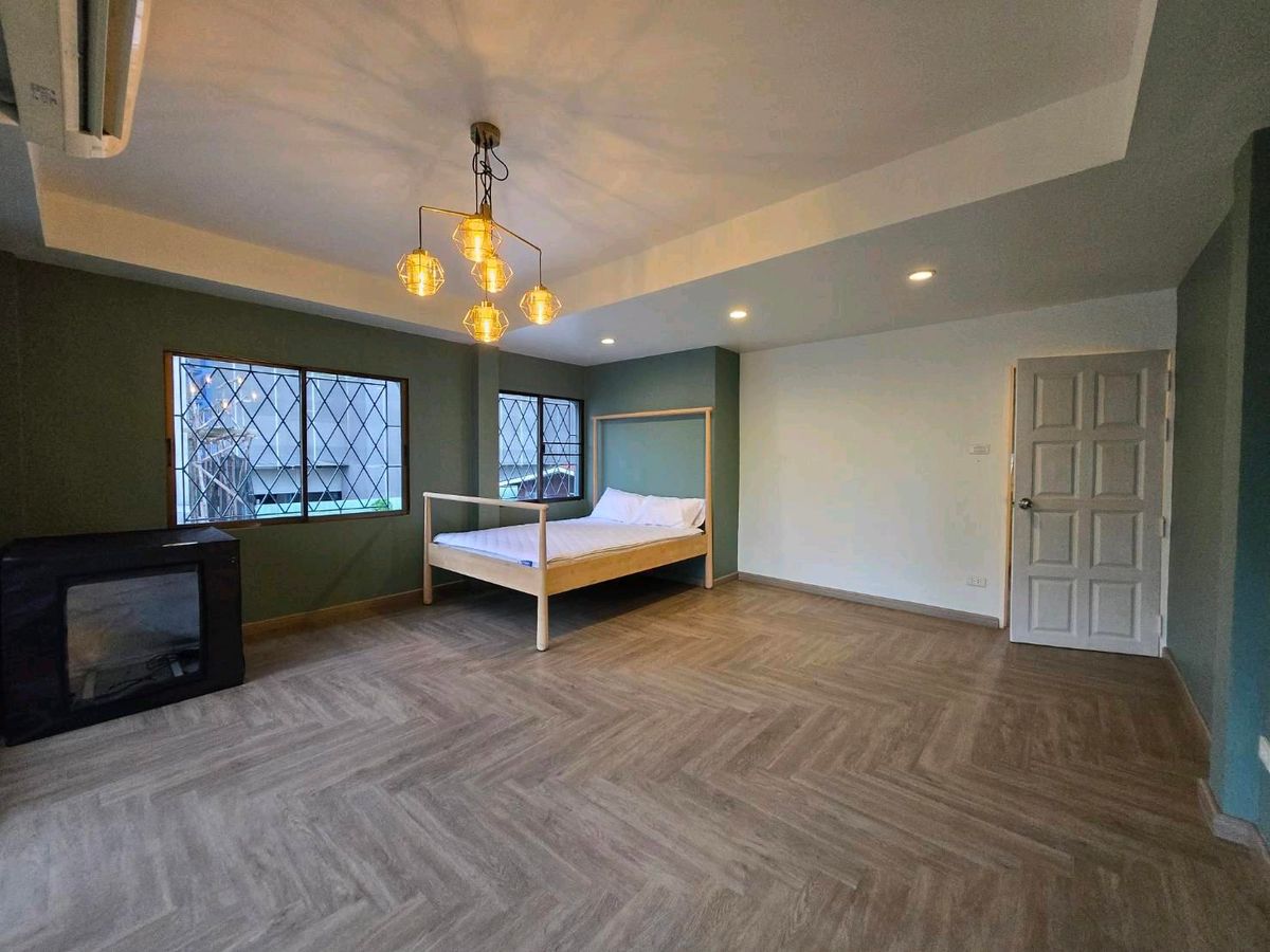 For SaleHome OfficeWongwianyai, Charoennakor : For sale with tenant, Home Office next to Icon Siam, selling for 29.9 million, 6 floors, 5 bedrooms, 4 bathrooms. Buy and invest and receive immediate returns.