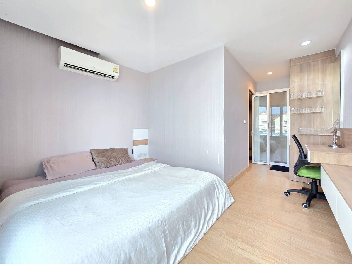 For RentCondoChiang Mai : Trums Condo, Chet Yot, walked to Maya, just 5 minutes. Going to the CMU is very close. Grab to sign / hospital / airport. The easiest.