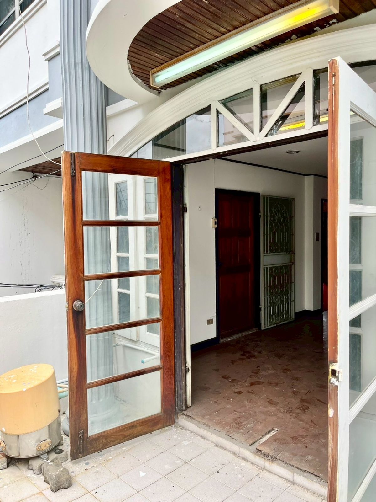 ขายทาวน์โฮมสมุทรปราการ สำโรง : ขายทาวน์โฮม 3 ชั้น สไตล์โรมัน หมู่บ้านร่มเย็นวิลล์ เนื้อที่ 24 ตารางวา 4 ห้องนอน ตำบลบางเมือง อำเภอเมืองสมุทรปราการ จังหวัดสมุทรปราการ