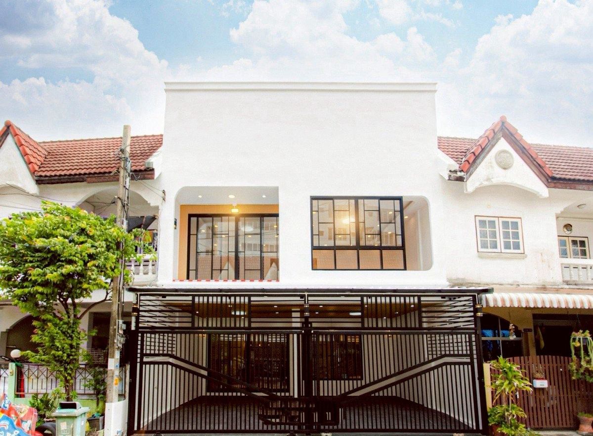 ขายทาวน์โฮมลาดพร้าว เซ็นทรัลลาดพร้าว : S297 ✨ ขายด่วน ทาวน์เฮ้าส์ 2 ชั้น รีโนเวทใหม่เอี่ยม !หมู่บ้านประชากรไทย ซอย 6 – ลาดพร้าว 93 เหลือเพียง 4.99 ล้าน เท่านั้น!