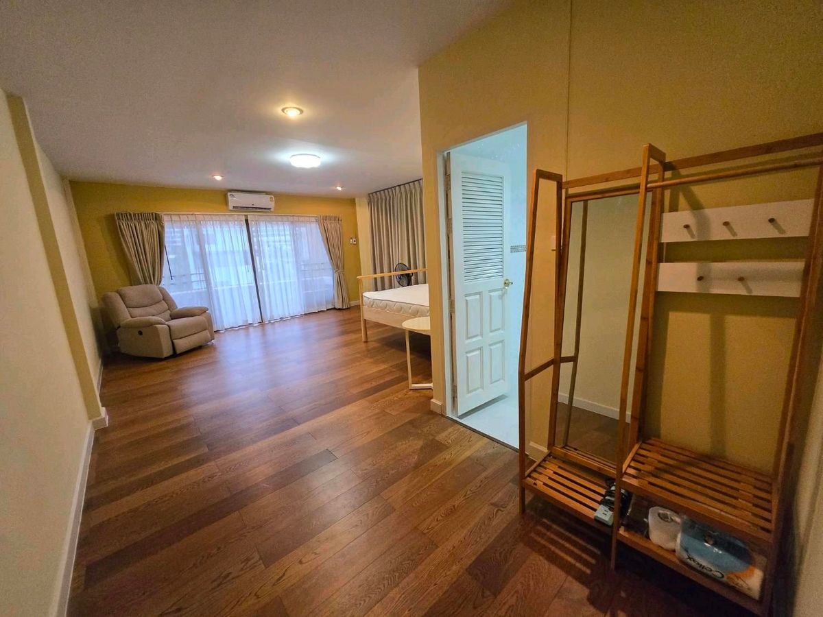 For SaleHome OfficeWongwianyai, Charoennakor : For sale with tenant, Home Office next to Icon Siam, selling for 29.9 million, 6 floors, 5 bedrooms, 4 bathrooms. Buy and invest and receive immediate returns.