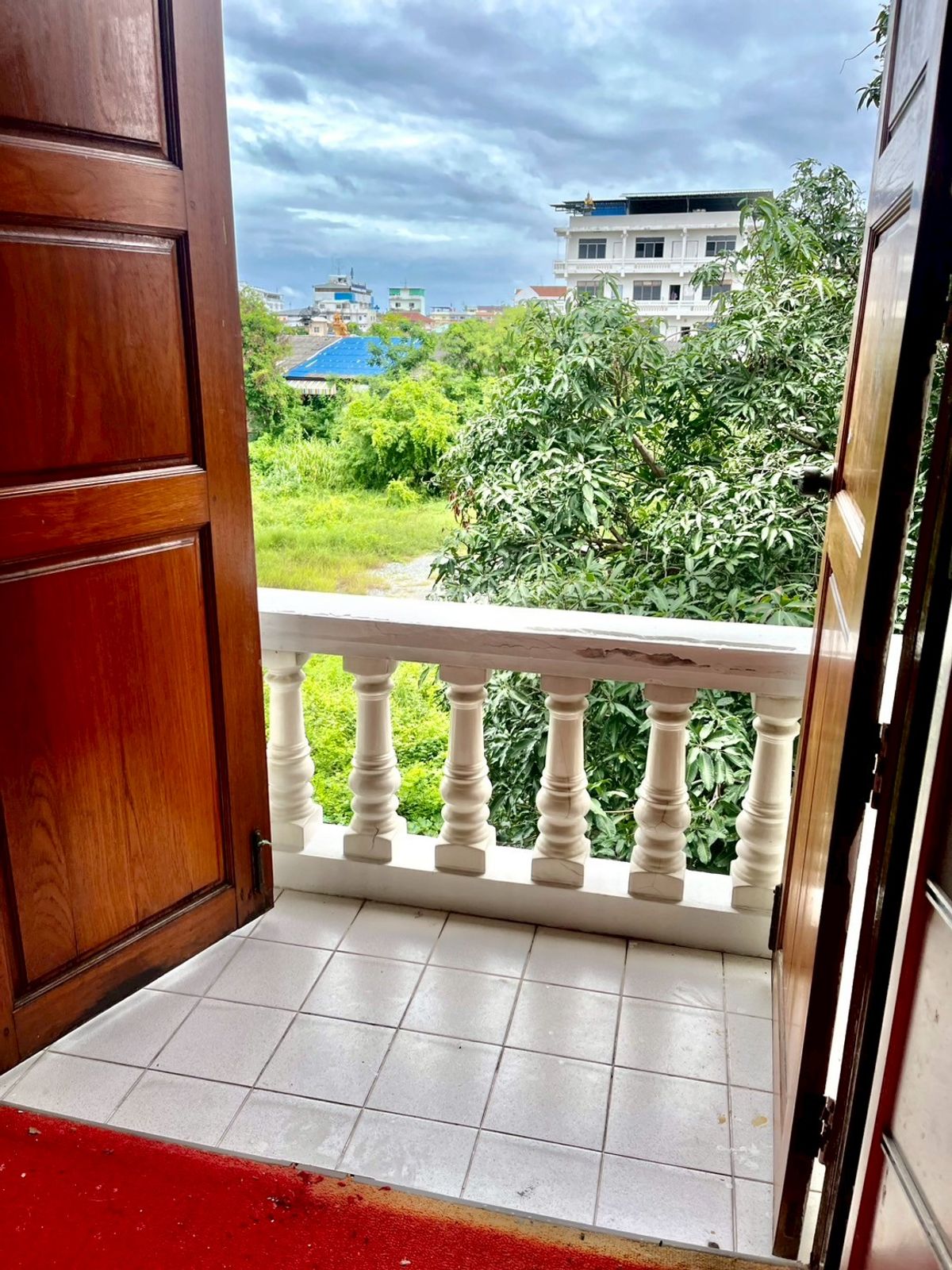 ขายทาวน์โฮมสมุทรปราการ สำโรง : ขายทาวน์โฮม 3 ชั้น สไตล์โรมัน หมู่บ้านร่มเย็นวิลล์ เนื้อที่ 24 ตารางวา 4 ห้องนอน ตำบลบางเมือง อำเภอเมืองสมุทรปราการ จังหวัดสมุทรปราการ