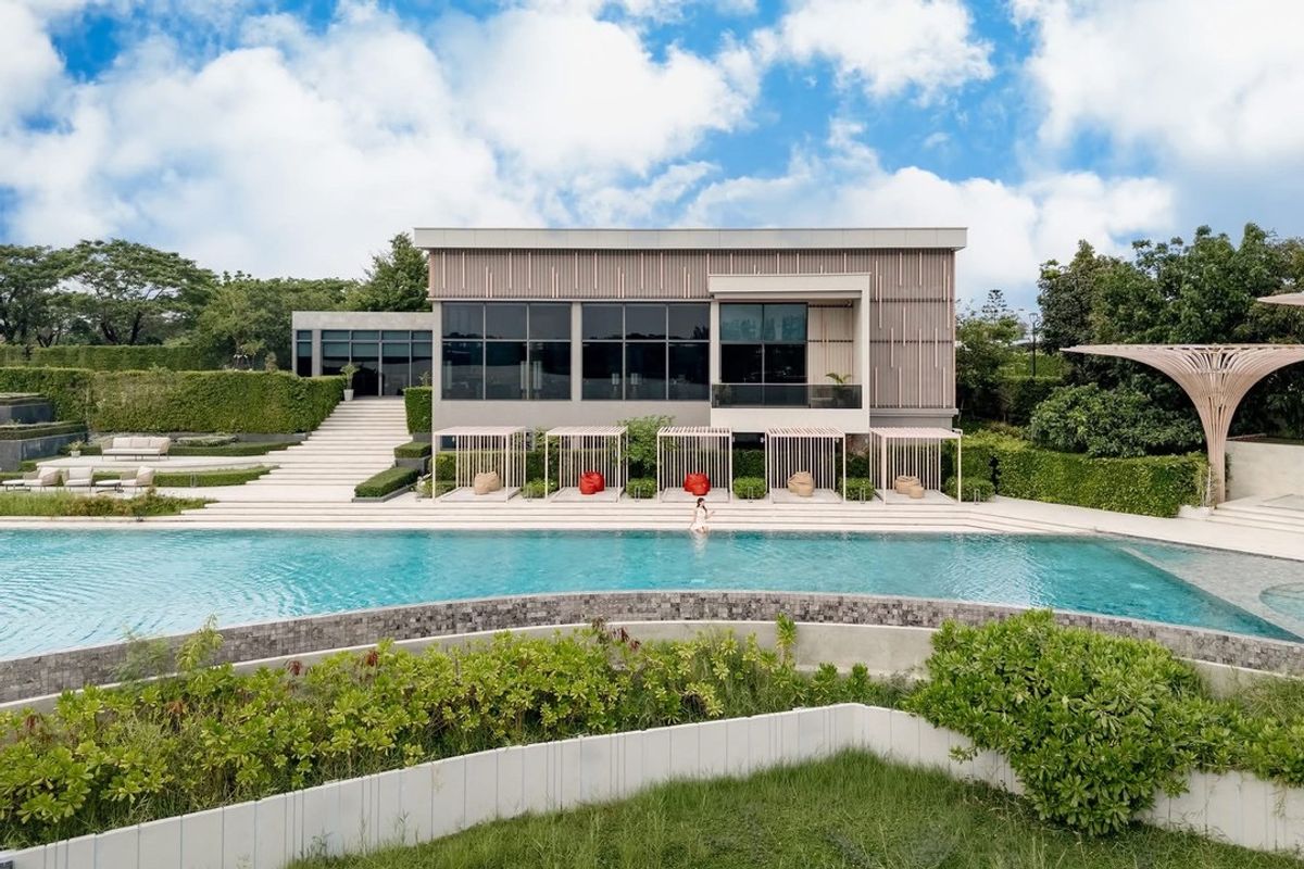 ขายบ้านลาดกระบัง สุวรรณภูมิ : Lake Legend บางนา สุวรรณภูมิ The Dual Luxury Two Masterpieces Lakeside House & Garden Villa Only 99 MB*  Code : H8226