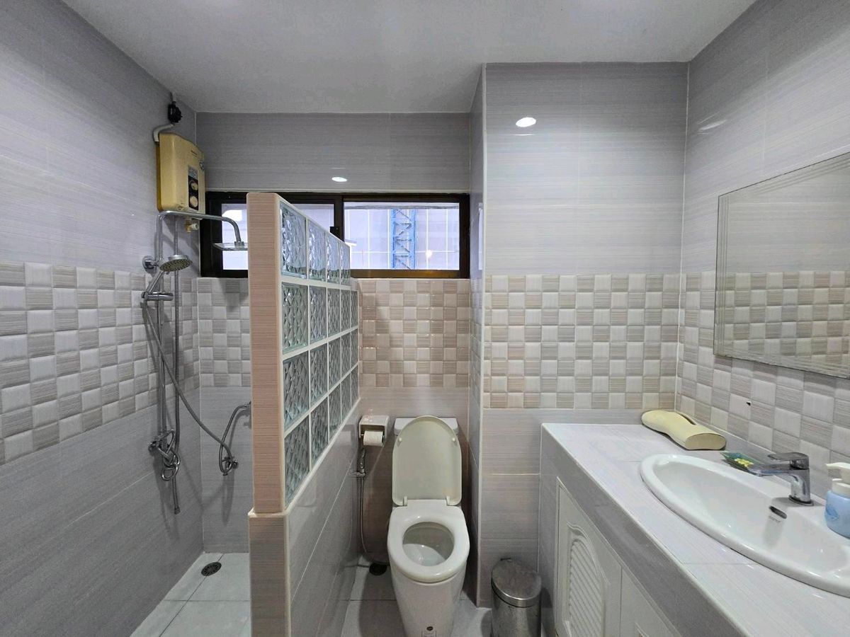 For SaleHome OfficeWongwianyai, Charoennakor : For sale with tenant, Home Office next to Icon Siam, selling for 29.9 million, 6 floors, 5 bedrooms, 4 bathrooms. Buy and invest and receive immediate returns.