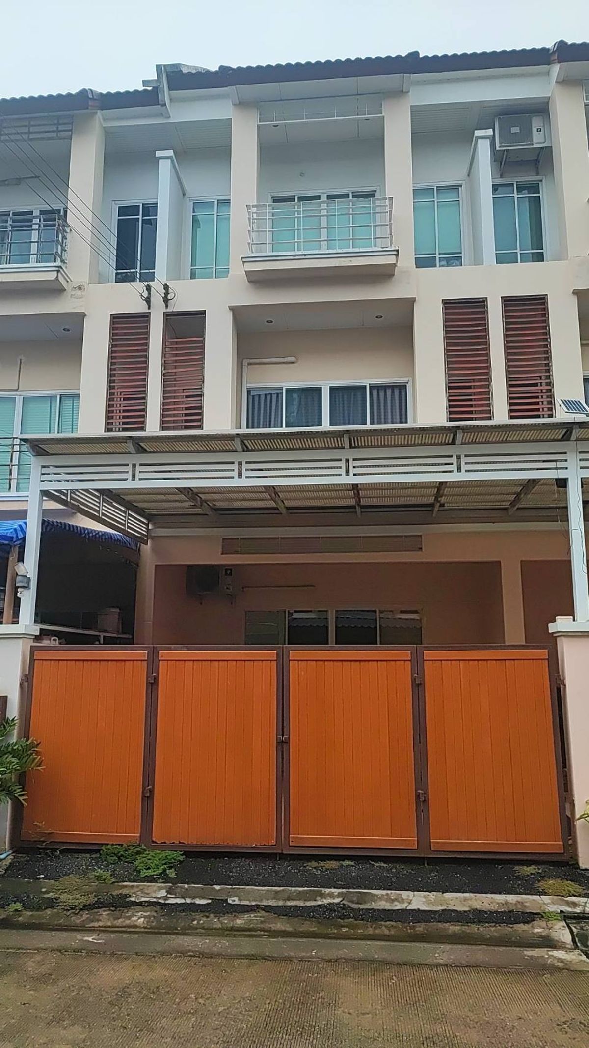 For RentTownhomeSamut Prakan,Samrong : Three -story townhome rental There are two houses next to each other. Can rent both
