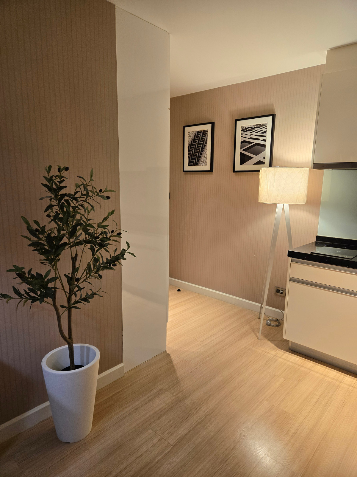 ด่วน ขาย2ห้องนอน2น้ำ  เฟอร์ใหม่ แต่งใหม่ ห้องสวย พร้อมอยู่  ไม่ติดถนน วิวโล่ง  Loading...