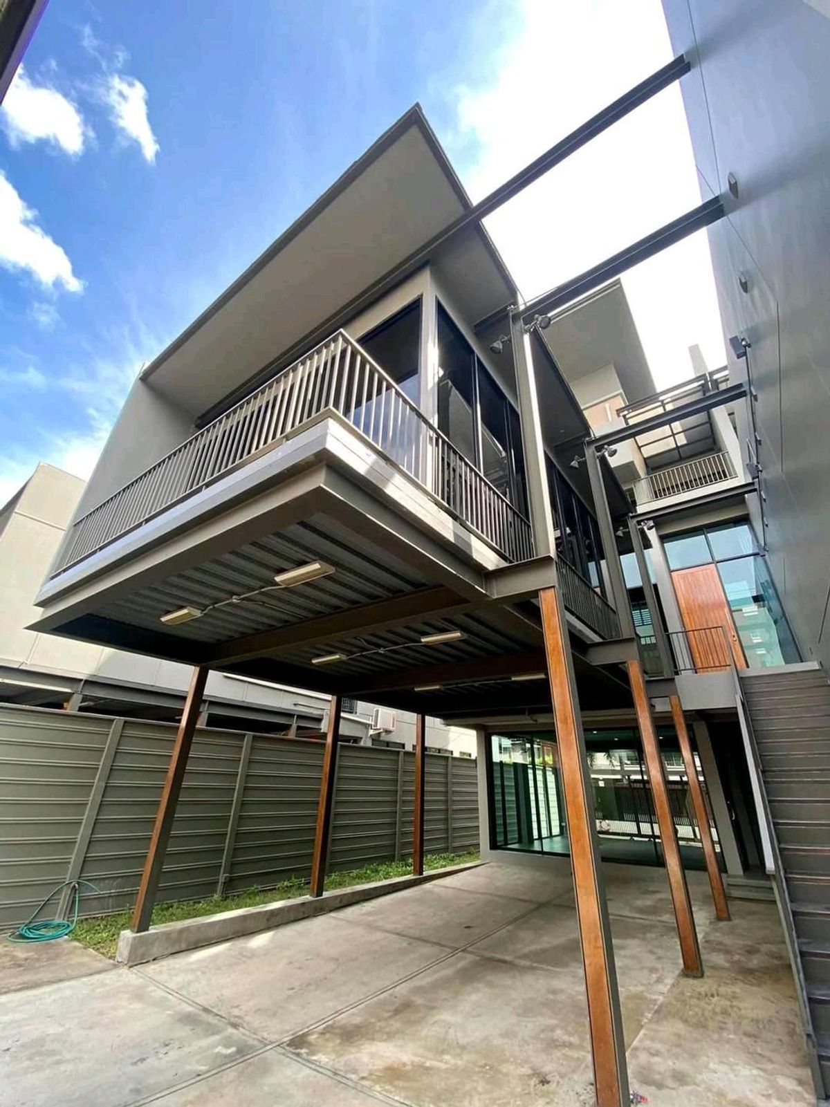 ให้เช่าบ้านรัชดา ห้วยขวาง : 🔥🔥🔥ให้เช่าโฮมออฟฟิศ​   รัชดา - พระราม 9
       Home Office ที่จอดรถ 6-7 คัน