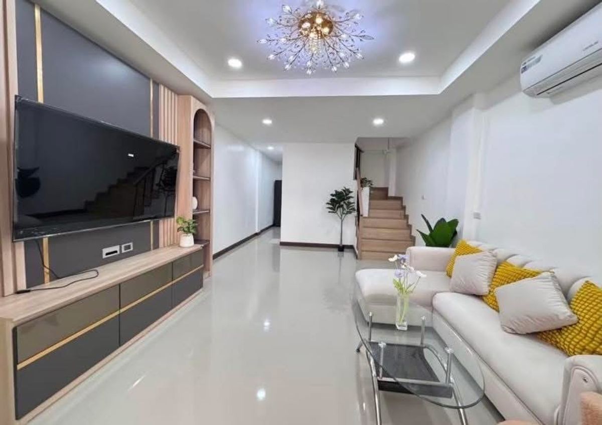 ให้เช่าทาวน์โฮมรัชดา ห้วยขวาง : 🏡 ให้เช่าทาวน์โฮม 3 ชั้น รีโนเวทใหม่ ใจกลางห้วยขวาง – สุทธิสาร – รัชดา 18  ✨ บ้านสวย พร้อมเข้าอยู่ ทำเลดี เดินทางสะดวก