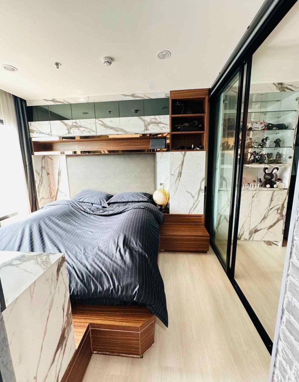 For RentCondoRama9, Petchburi, RCA : 🎓🎓 Life Asoke, a large room, beautifully decorated with a built-in Walk-in Closet 🔥