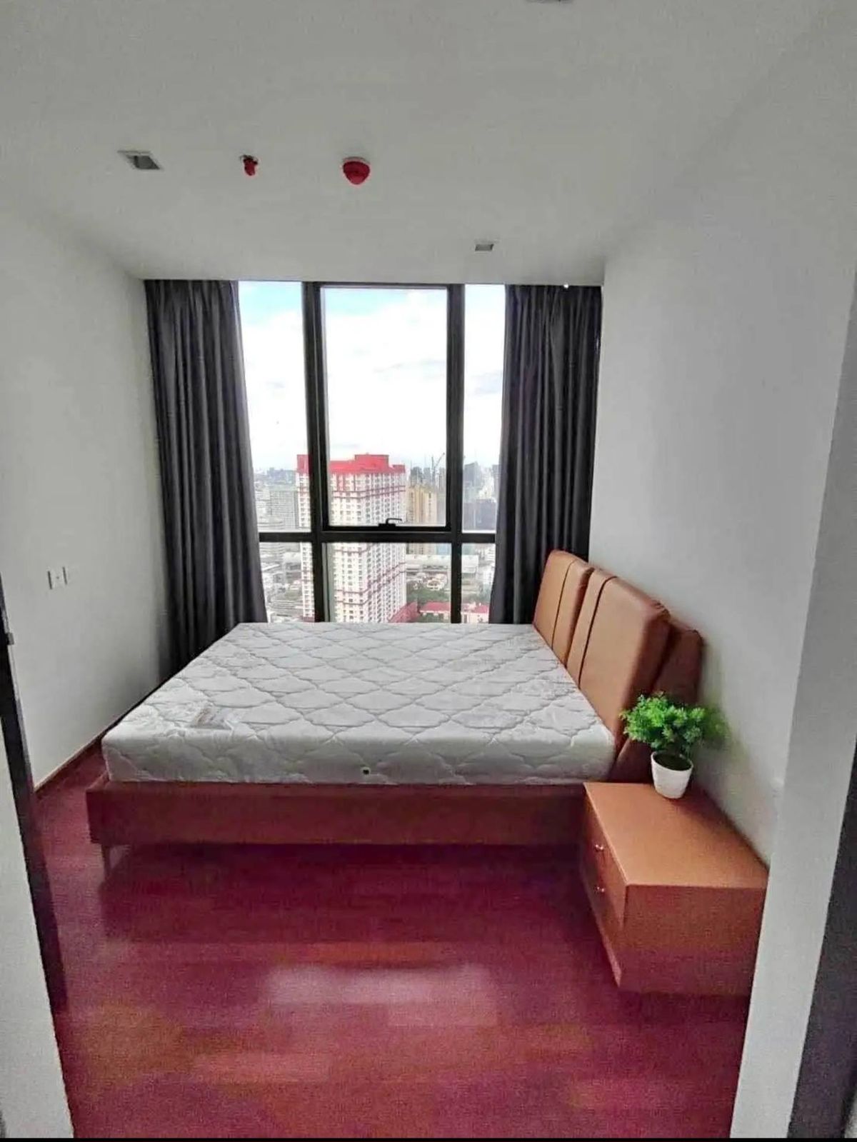 For RentCondoRatchathewi,Phayathai : Condo in the heart of the city near Siam Pratunam, Paragon, Central Vid, near BTS Ratchathewi, lower price than the market. Interested in making an appointment to see the room
