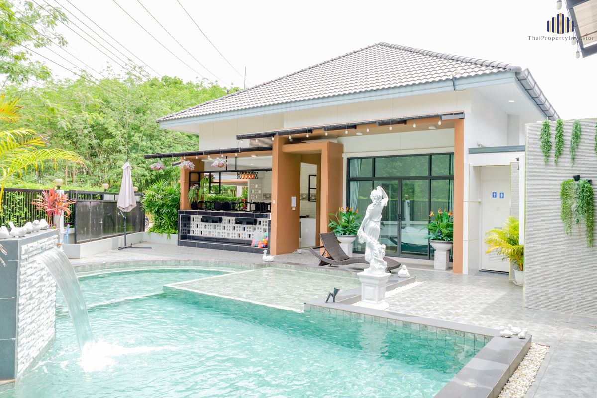 ขายบ้านระยอง : Rare Item! ขายบ้านสวยสไตล์รีสอร์ตกลางเมืองแกลง จัดเต็มทุกฟังก์ชัน  หลังเดียวใน MVP Riverside พร้อมสระ+สปา ที่จอด 5 คัน ขายขาดทุน!! เพียง 9.9 ล้านบาท