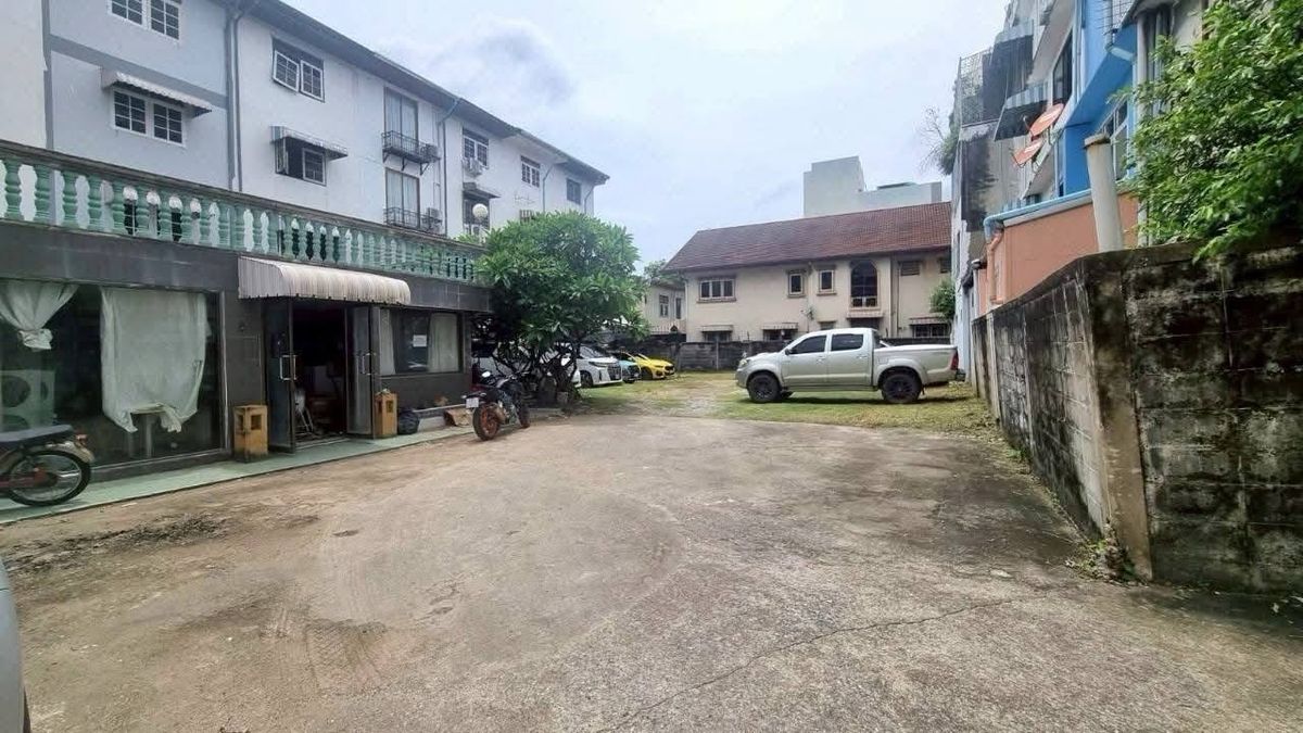 ขายที่ดินลาดพร้าว เซ็นทรัลลาดพร้าว : ขายที่ดิน ลาดพร้าว 41
ขนาด 161 ตร.วา | ห่างปากซอยเพียง 200 เมตร
ใกล้ BTS สถานีภาวนา เดินได้ในไม่กี่นาที