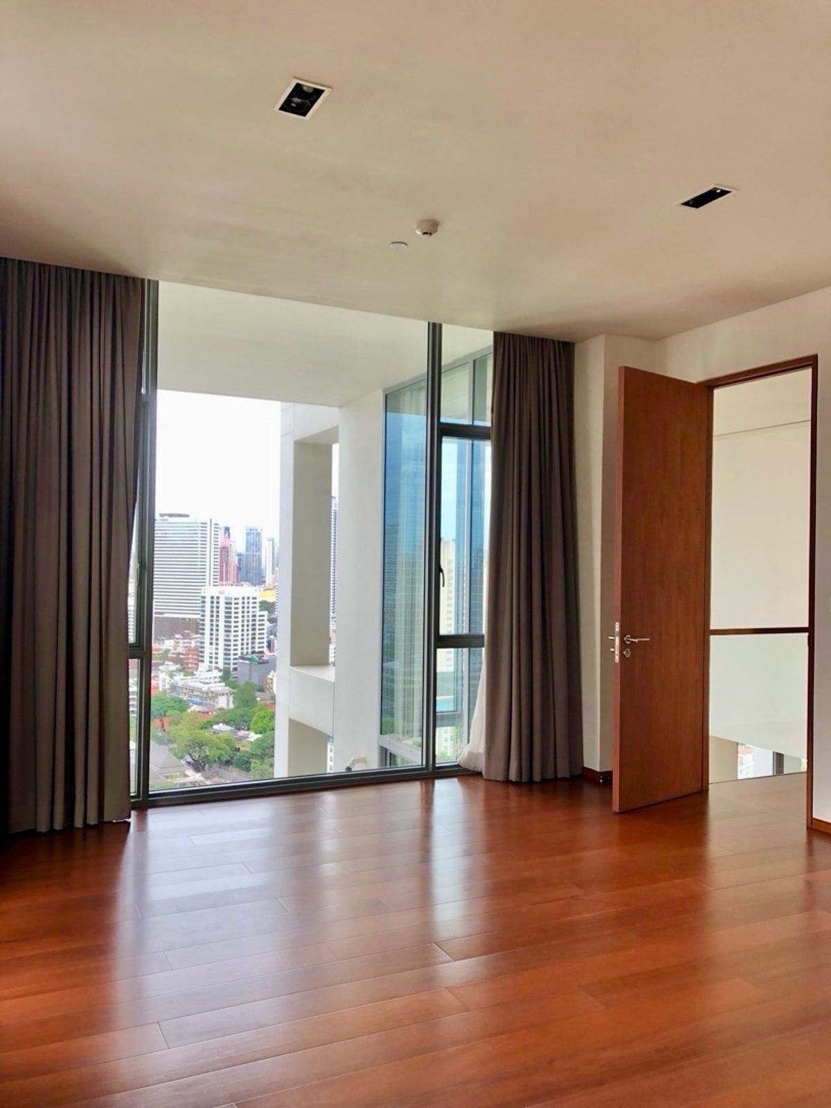CondoSathorn, Narathiwat : 📢👇 Rare Luxury Duplex Penthouse for Sale & Rent  with private lift , stunning unblocked views. Located in the heart of Sathorn next to The Sukhothai Hotel, with three access points: Soi Suan Phlu, Soi Nanta (Sathorn 1), and direct link to Sukhothai Ho