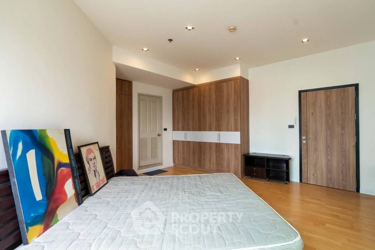 For RentCondoWongwianyai, Charoennakor : 1-BR Condo at Baan Sathorn Chaopraya near BTS Krung Thon Buri