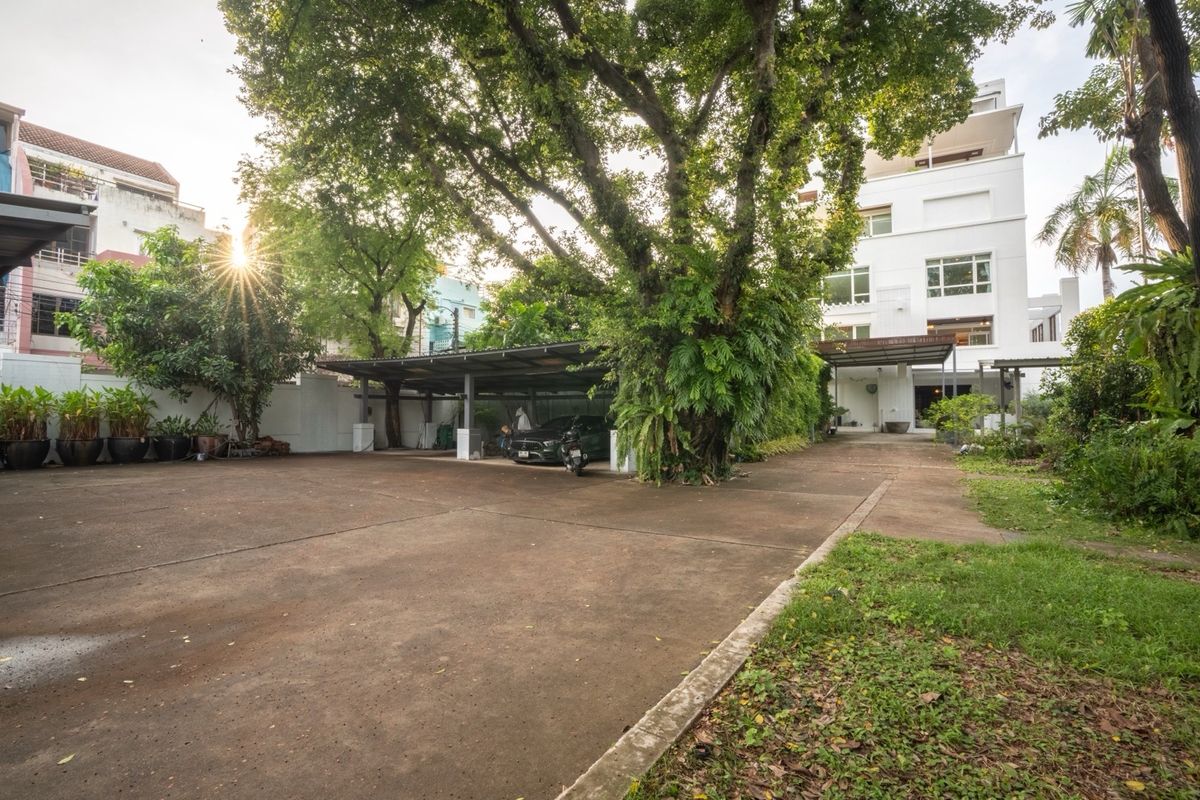 For SaleHouseSukhumvit, Asoke, Thonglor : Luxury 7-Storey House for Sale in Ekkamai–Thonglor with Private Lift | 193 sq.w Land | 2,800 sq.m Usable Area | Ideal for Residence or Investment
