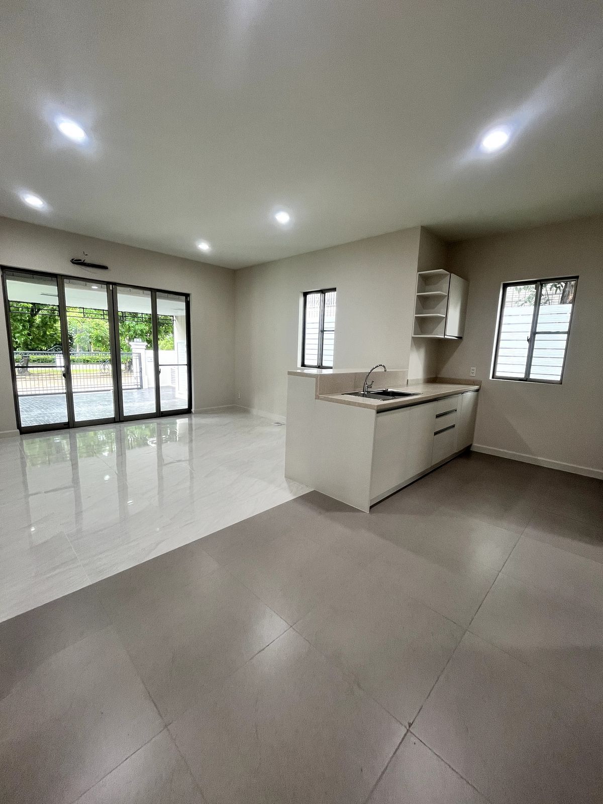 ขายบ้านลาดกระบัง สุวรรณภูมิ : 💥 ขายบ้านเดี่ยวสไตล์ญี่ปุ่น พื้นที่ใช้สอยกว้างขวาง 371 ตร.ม. 4 ห้องนอน ร่มรื่น และความเป็นส่วนตัวสูง ใกล้ทางด่วนศรีรัช เดินทางสะดวก