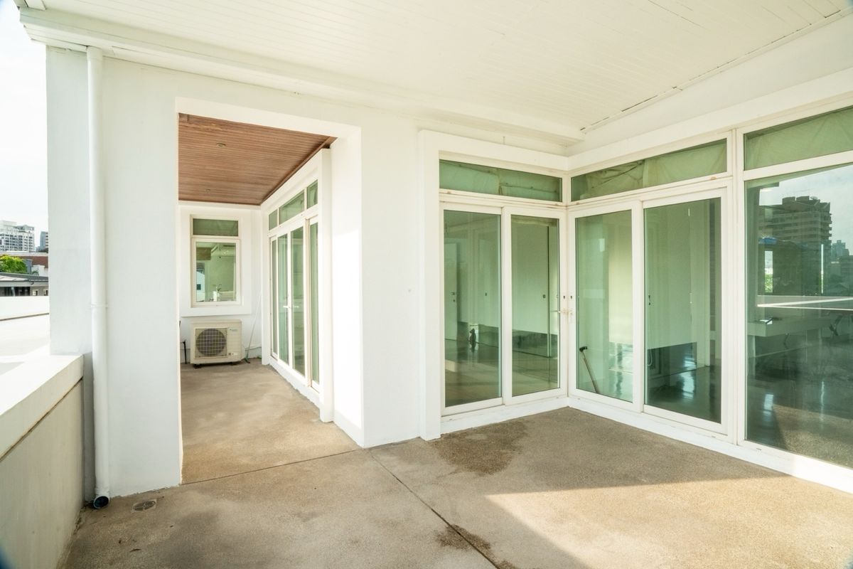 For SaleHouseSukhumvit, Asoke, Thonglor : Luxury 7-Storey House for Sale in Ekkamai–Thonglor with Private Lift | 193 sq.w Land | 2,800 sq.m Usable Area | Ideal for Residence or Investment
