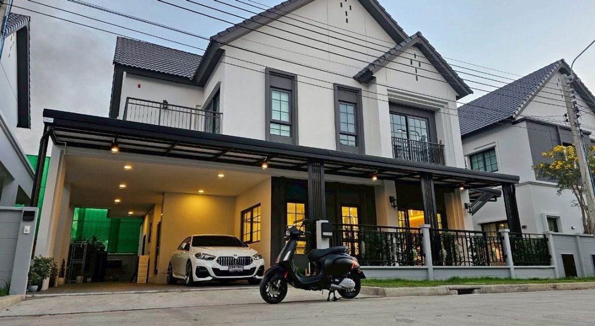 ขายบ้านบางนา แบริ่ง ลาซาล : For Sale : Centro Bangna –Luxury Modern Home by AP Thailand
✨ Detached 2-Storey House | Fully Furnished & Move-in Ready

Type     : 4 Bedrooms / 5 Bathrooms / 3 Parking
Land     : 56.5 sq.wa
Size      : 256 sq.m. usable area
Price     : 16.9 Million B