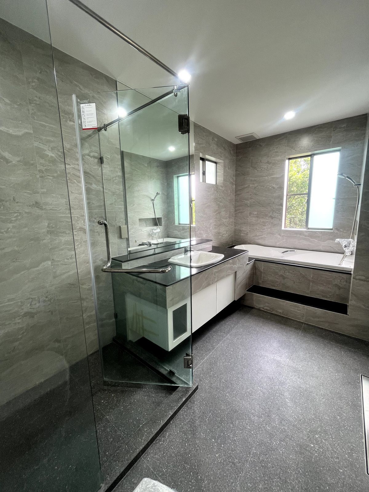 ขายบ้านลาดกระบัง สุวรรณภูมิ : 💥 ขายบ้านเดี่ยวสไตล์ญี่ปุ่น พื้นที่ใช้สอยกว้างขวาง 371 ตร.ม. 4 ห้องนอน ร่มรื่น และความเป็นส่วนตัวสูง ใกล้ทางด่วนศรีรัช เดินทางสะดวก