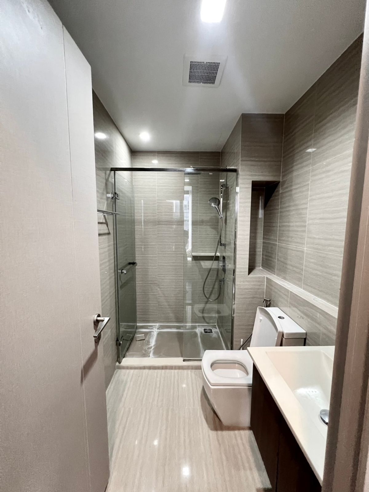 ให้เช่าคอนโดพระราม 9 เพชรบุรีตัดใหม่ RCA : ราคาพิเศษ ทำเลทอง The Line Asoke-Ratchada ชั้นสูง เฟอร์นิเจอร์ครบครัน - ใกล้ MRT Rama9 