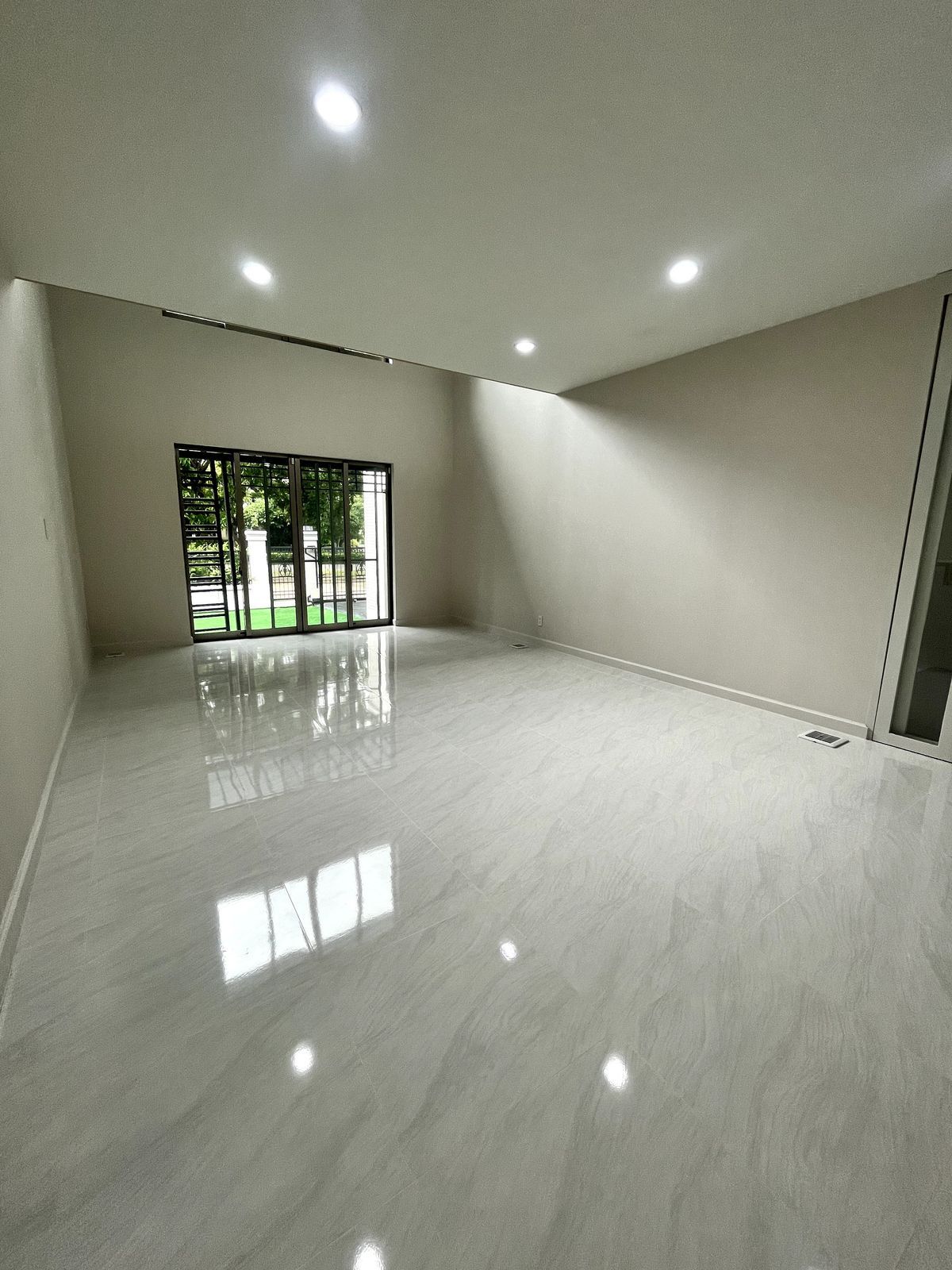 ขายบ้านลาดกระบัง สุวรรณภูมิ : 💥 ขายบ้านเดี่ยวสไตล์ญี่ปุ่น พื้นที่ใช้สอยกว้างขวาง 371 ตร.ม. 4 ห้องนอน ร่มรื่น และความเป็นส่วนตัวสูง ใกล้ทางด่วนศรีรัช เดินทางสะดวก