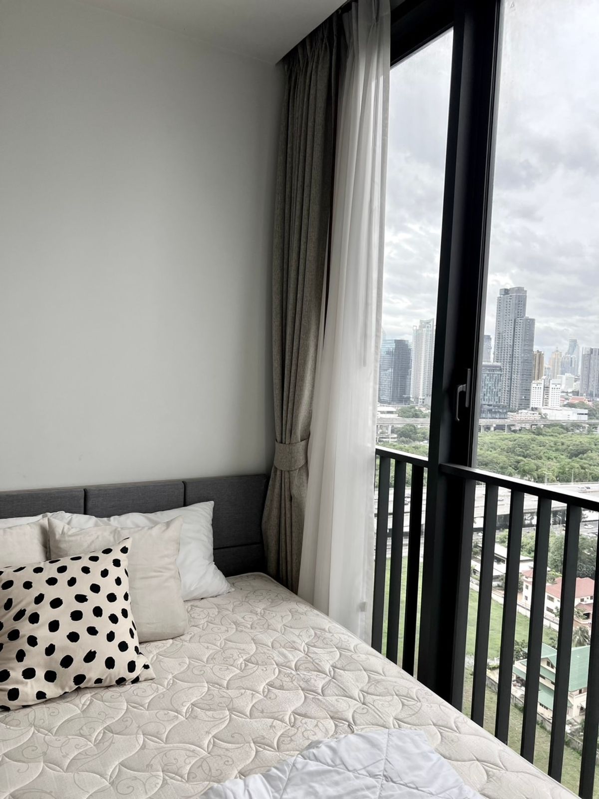 ให้เช่าคอนโดพระราม 9 เพชรบุรีตัดใหม่ RCA : ราคาพิเศษ ทำเลทอง The Line Asoke-Ratchada ชั้นสูง เฟอร์นิเจอร์ครบครัน - ใกล้ MRT Rama9 