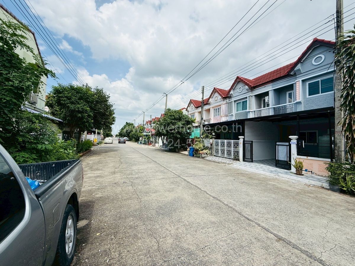 ขายทาวน์โฮมปทุมธานี รังสิต ธรรมศาสตร์ : ทาวน์เฮาส์ 2 ชั้น หมู่บ้านแพรมาพร ลำลูกกา คลอง7 ถนนลำลูกกา ต.บึงคำพร้อย อ.ลำลูกกา จ.ปทุมธานี