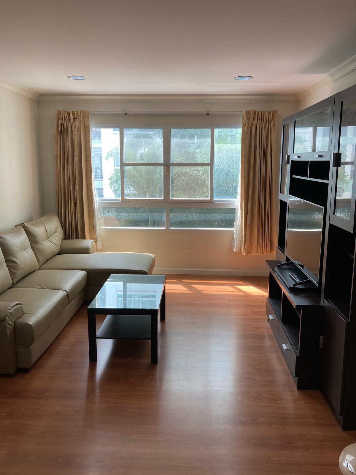 For RentCondoSukhumvit, Asoke, Thonglor : Low floor 2 bed 2 bath 70 sqm condo at Lumpini Suite Sukhumvit 41 for rent 32,000THB per month, Sukhumvit Soi 41, Phrom Phong BTS station