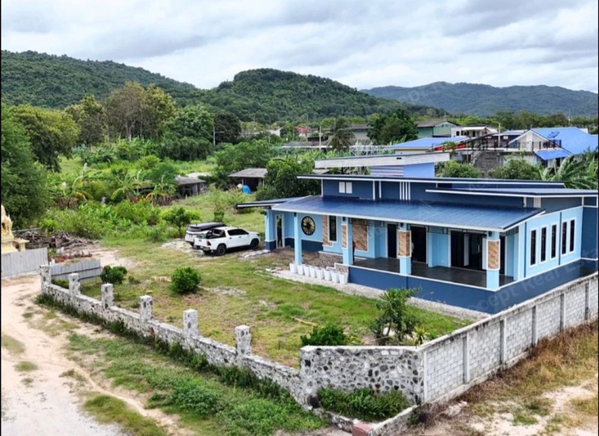 ขายบ้านระยอง : บ้านเดี่ยว ห้วยโป่ง อำเภอเมือง ระยอง สไตล์โมเดิร์น วิวภูเขา บนเนื้อที่ 2 ไร่ 