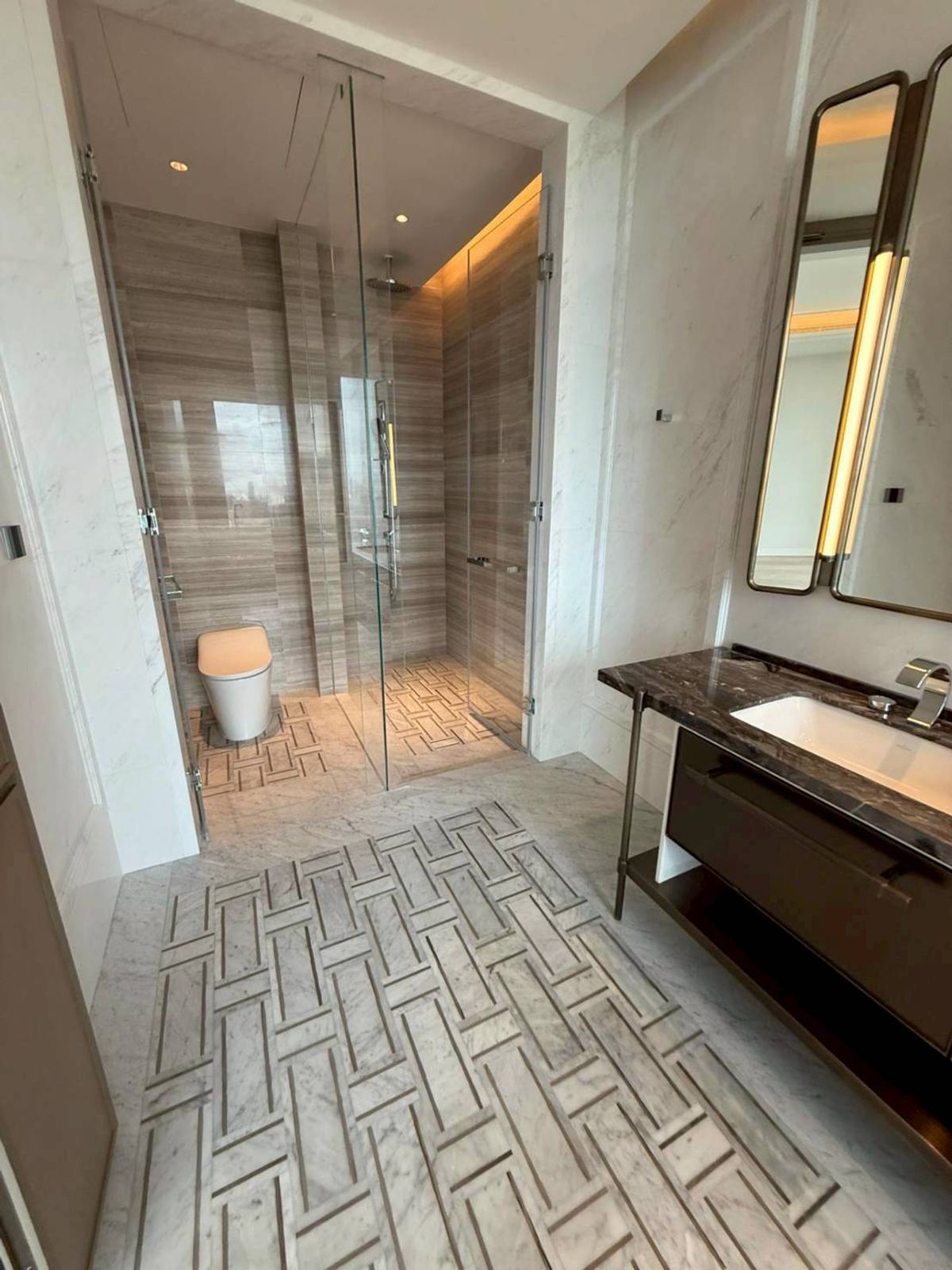 ❖ Prime Location ❖ วิวสวนลุมพีนี | ชั้นสูง 261.00 ตร.ม. | 3 ห้องนอน, 4 ห้องน้ำ | คอนโดใกล้ One Bangkok, สวนลุมพินี 1 นาที, MRT ลุมพินี 2 นาที Loading...