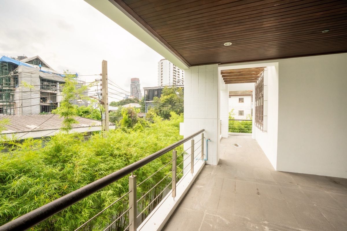 For SaleHouseSukhumvit, Asoke, Thonglor : Luxury 7-Storey House for Sale in Ekkamai–Thonglor with Private Lift | 193 sq.w Land | 2,800 sq.m Usable Area | Ideal for Residence or Investment
