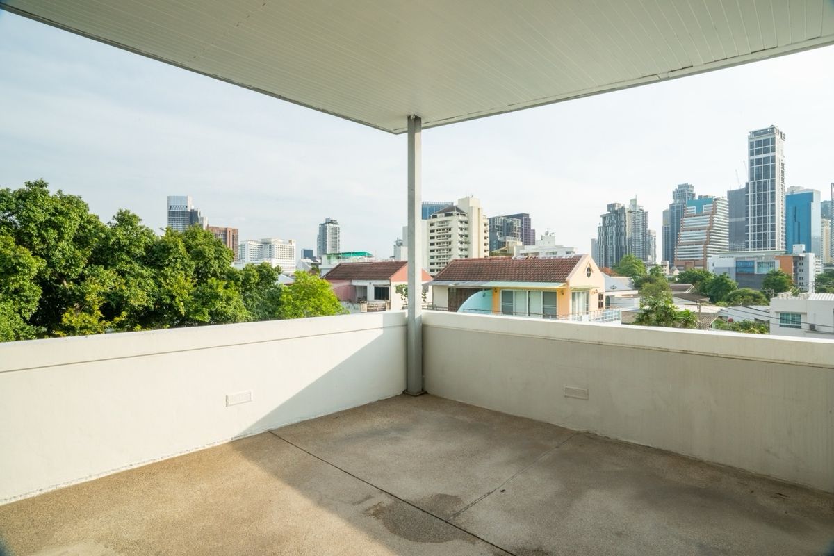 For SaleHouseSukhumvit, Asoke, Thonglor : Luxury 7-Storey House for Sale in Ekkamai–Thonglor with Private Lift | 193 sq.w Land | 2,800 sq.m Usable Area | Ideal for Residence or Investment
