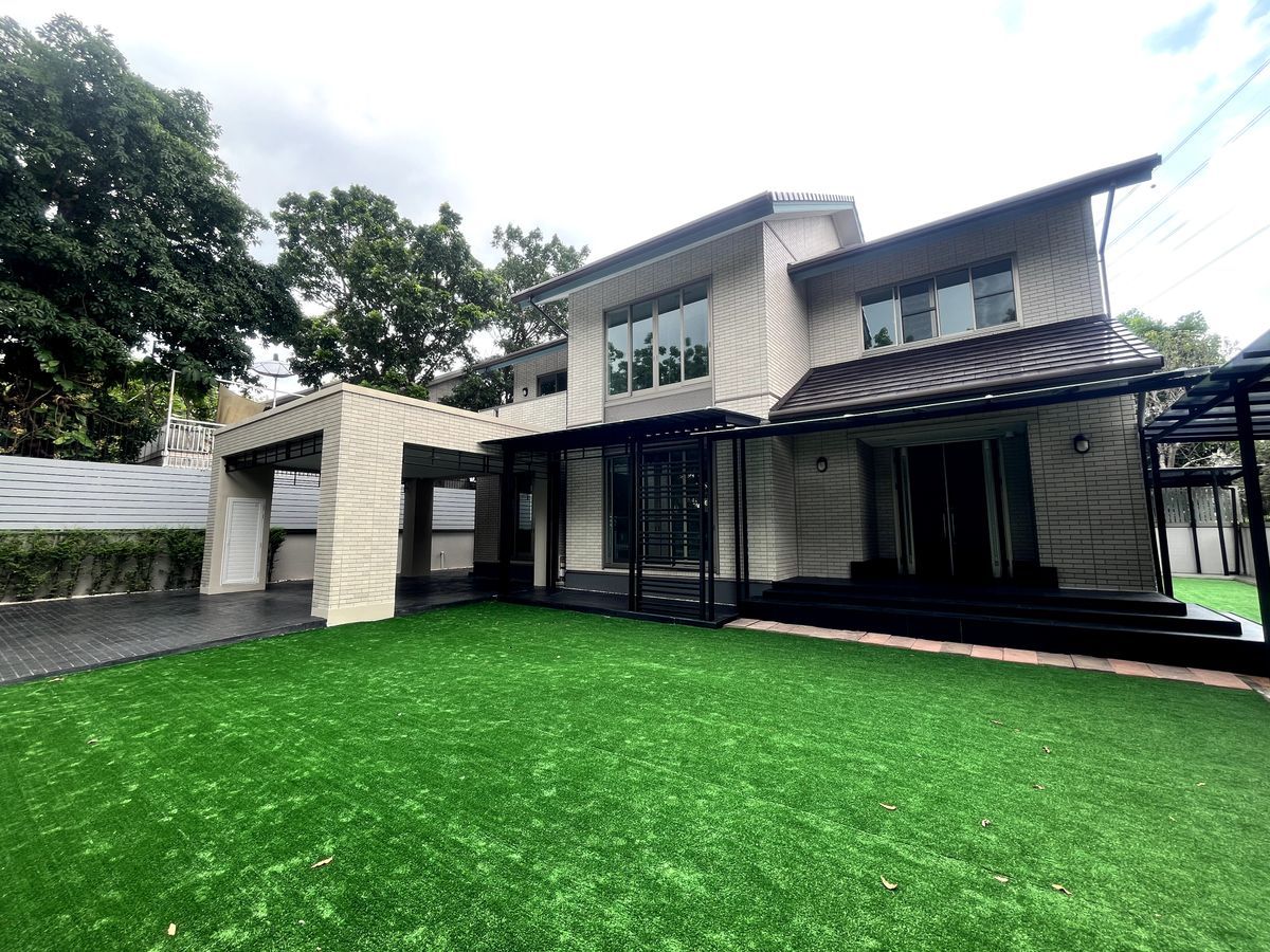 For SaleHouseLadkrabang, Suwannaphum Airport : 💥 Japanese-style single house for sale with spacious 371 sq.m. living area, 4 bedrooms, lush greenery, and high privacy. Close to Sirat Expressway for easy commuting.