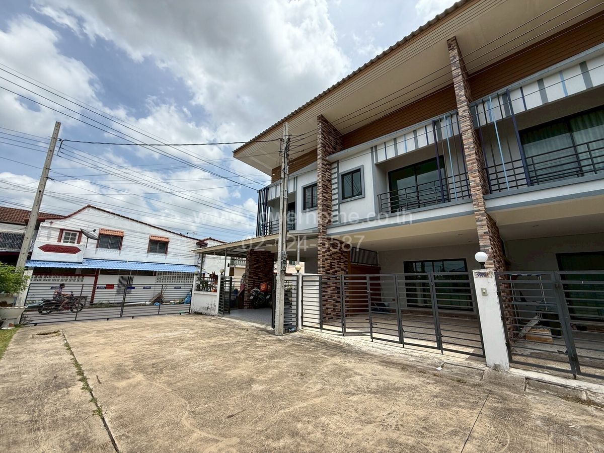ขายทาวน์โฮมนนทบุรี บางใหญ่ บางบัวทอง : หมู่บ้านบัวทองแลนด์ เนื้อที่ 24.4 ตารางวา ถนนบ้านกล้วย-ไทรน้อย ต.บางบัวทอง อ.บางบัวทอง จ.นนทบุรี