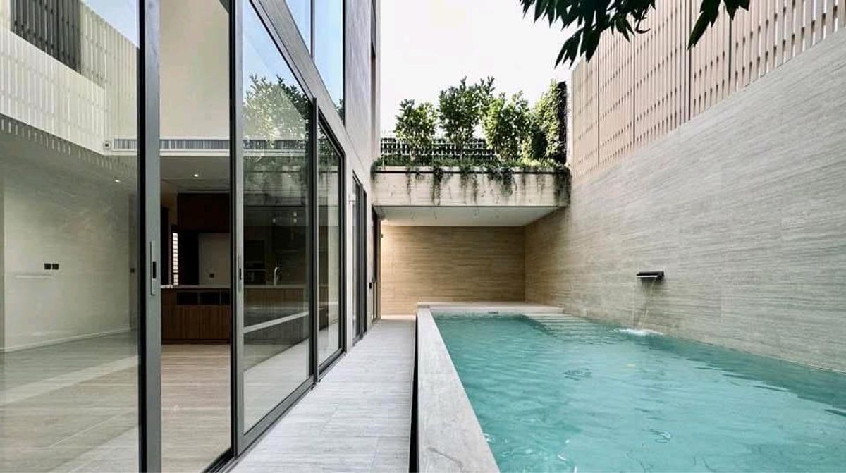 ขายบ้านสาทร นราธิวาส : BAAN CHAN บ้านเดี่ยว 3 ชั้น  Pool villa 535SQ.M หนึ่งเดียวใจกลางสาทร 59.5 MB Call : อู๋ 085-9566196