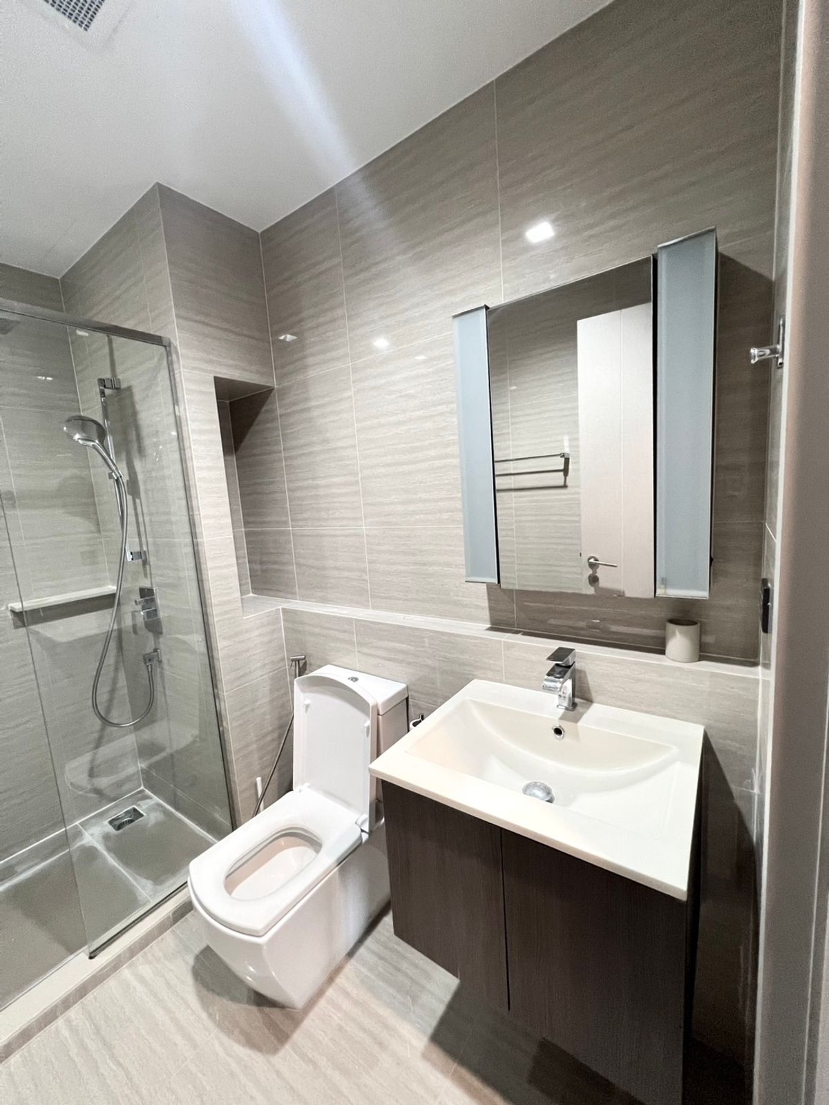 ให้เช่าคอนโดพระราม 9 เพชรบุรีตัดใหม่ RCA : ราคาพิเศษ ทำเลทอง The Line Asoke-Ratchada ชั้นสูง เฟอร์นิเจอร์ครบครัน - ใกล้ MRT Rama9 