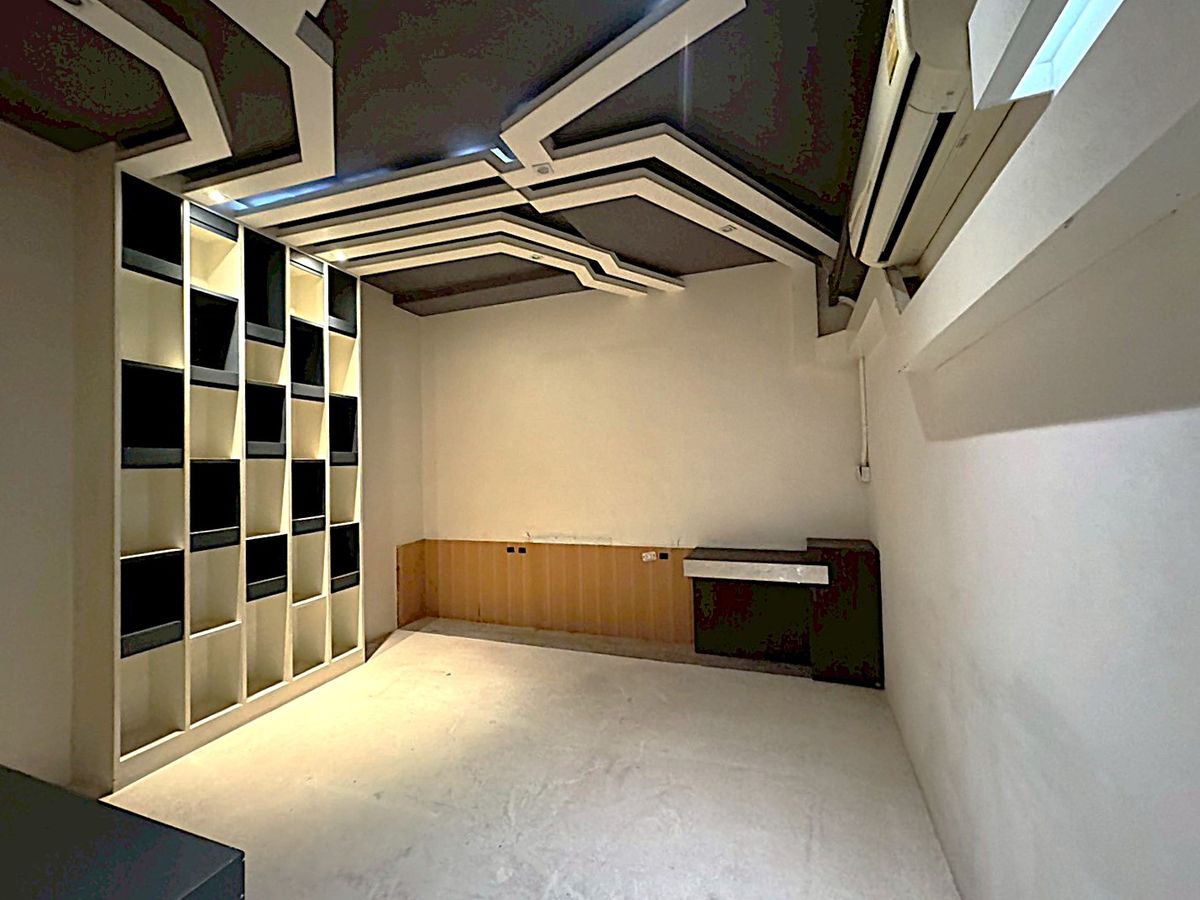 For RentShop HouseSukhumvit, Asoke, Thonglor : Building for rent with elevator. Walking distance to Airport Link. Asoke – Rama 9 ** NO CO-AGENT ** 