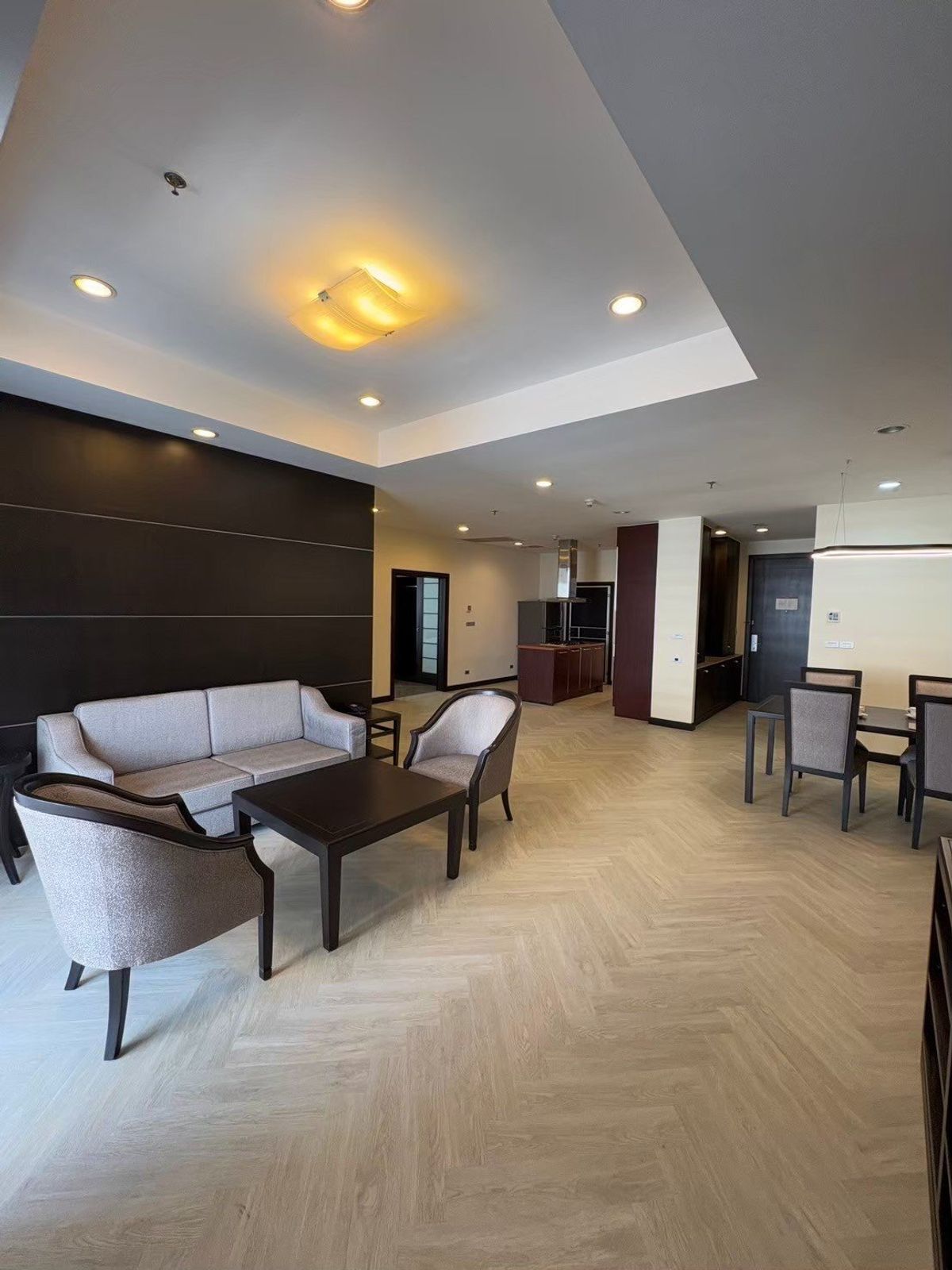 For RentCondoSukhumvit, Asoke, Thonglor : For Rent Huge Apartment in Asoke! 2 Bedroom-Renovated 155 SQ.M Near BTS Asoke Call 086-369-2224