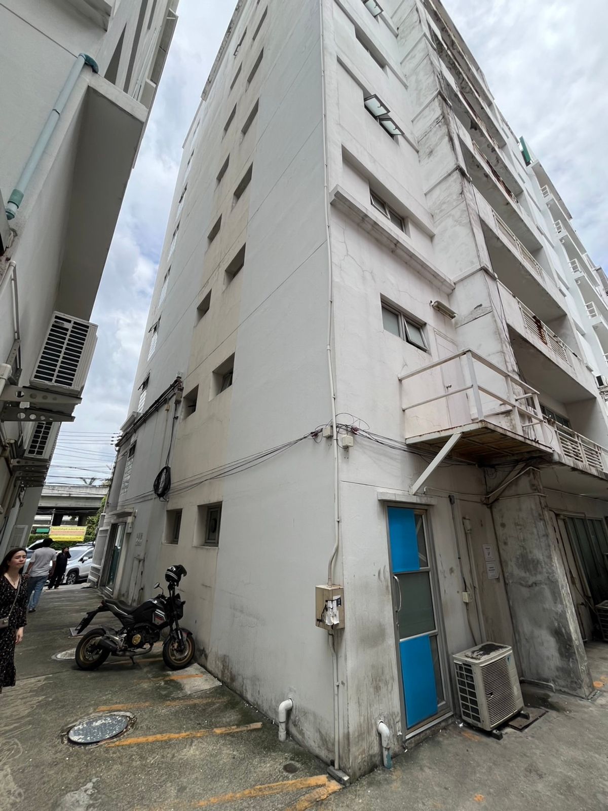 ให้เช่าอาคารพาณิชย์นวมินทร์ รามอินทรา : ✨ ให้เช่าอาคารพาณิชย์/สำนักงาน ติดถนนวัชรพล–ใกล้ตลาดถนอมมิตร ทำเลเด่นมาก ✨ 📍 เลือกเช่ารายชั้น อาคารสูง 5-7 ชั้น พื้นที่ใช้สอย 130 - 200 ตร.ม./ชั้น