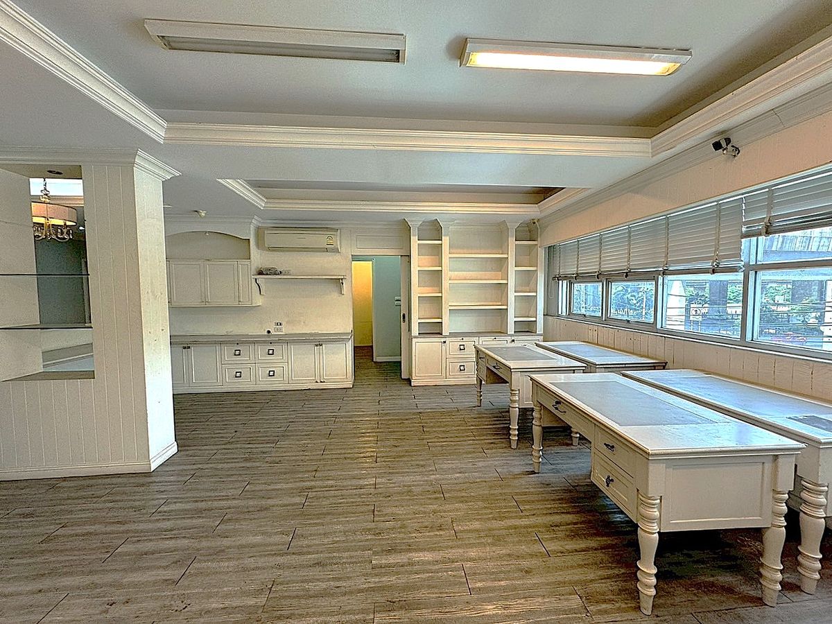 For RentShop HouseSukhumvit, Asoke, Thonglor : Building for rent with elevator. Walking distance to Airport Link. Asoke – Rama 9 ** NO CO-AGENT ** 