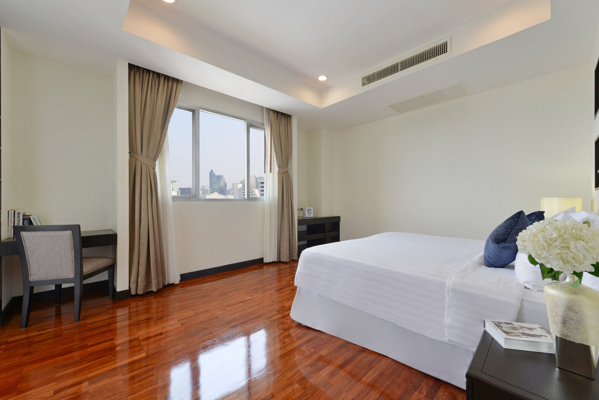 For RentCondoSukhumvit, Asoke, Thonglor : For Rent Huge Apartment in Asoke! 2 Bedroom-Renovated 155 SQ.M Near BTS Asoke Call 086-369-2224