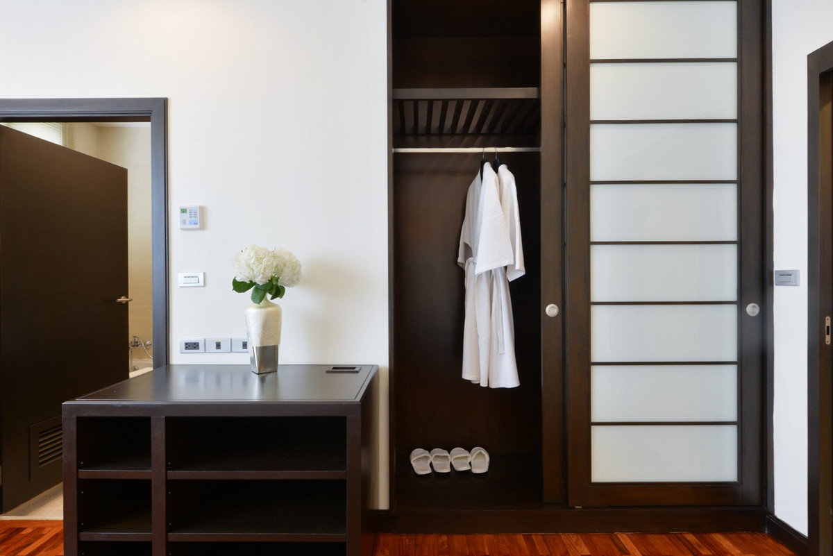 For RentCondoSukhumvit, Asoke, Thonglor : For Rent Huge Apartment in Asoke! 2 Bedroom-Renovated 155 SQ.M Near BTS Asoke Call 086-369-2224