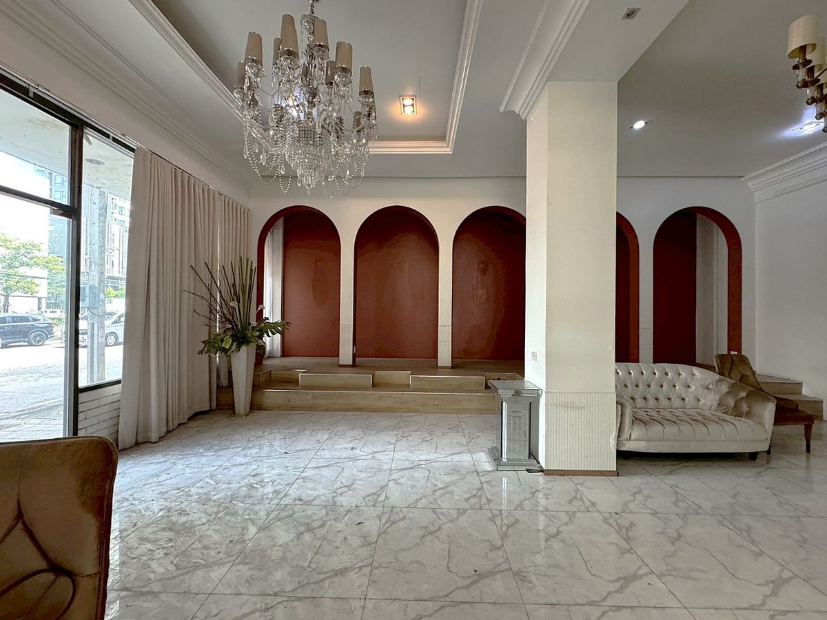 For RentShop HouseSukhumvit, Asoke, Thonglor : Building for rent with elevator. Walking distance to Airport Link. Asoke – Rama 9 ** NO CO-AGENT ** 