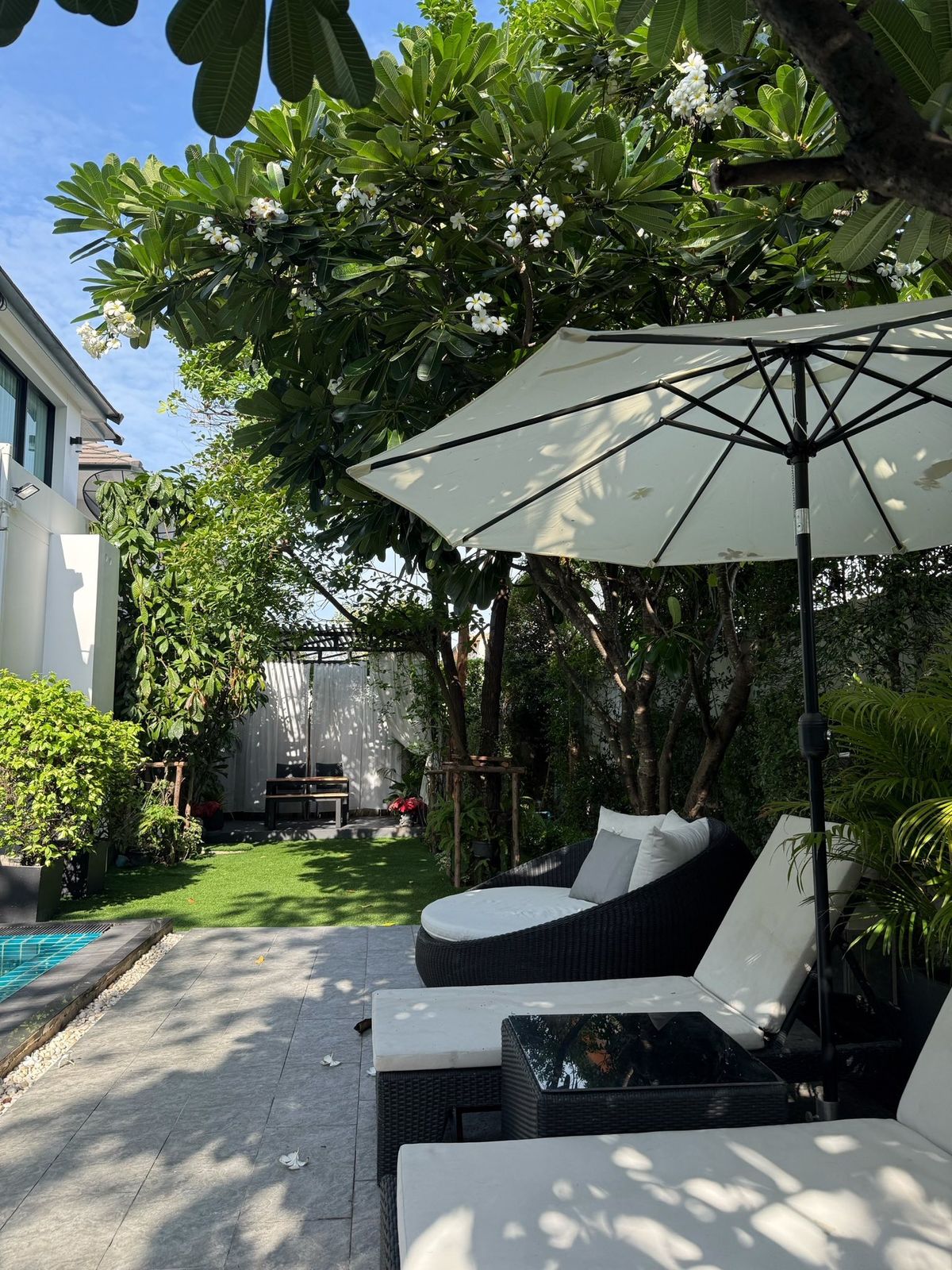 บ้านบางนา แบริ่ง ลาซาล : 🏡 บ้านหรู Pool Villa – Blue Lagoon 2 ✨ หลังมุม พื้นที่สวนกว้าง พร้อมสระว่ายน้ำระบบเกลือ