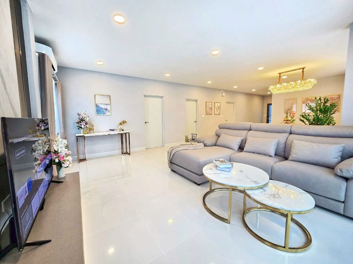 For RentHouseBangna, Bearing, Lasalle : 📣 Rent 150,000 baht. Centro Bangna Phase 2 near Mega Central Bangna (the new house has never been).