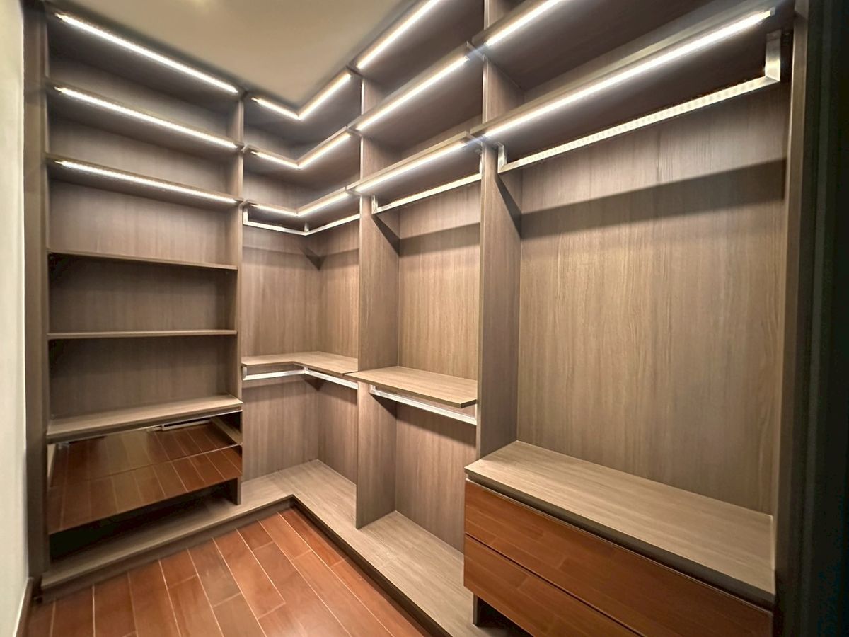 For SaleCondoNana, North Nana,Sukhumvit13, Soi Nana : Sell project room Q1 Sukhumvit 3 bedrooms, special price with special promotion in the backyard