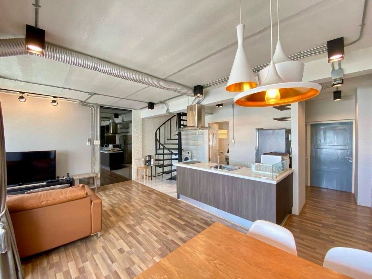 ให้เช่าคอนโดสุขุมวิท อโศก ทองหล่อ : Thonglor Tower Duplex for Rent | 2BR Loft Style on Top Floor 