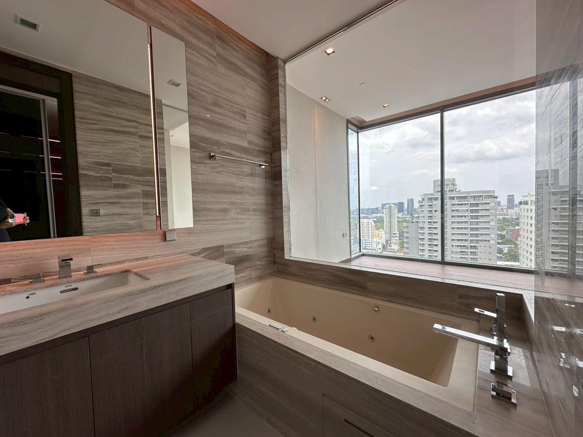 For SaleCondoNana, North Nana,Sukhumvit13, Soi Nana : Sell project room Q1 Sukhumvit. Special price. There are many discounted prices. There are many rooms to choose from.