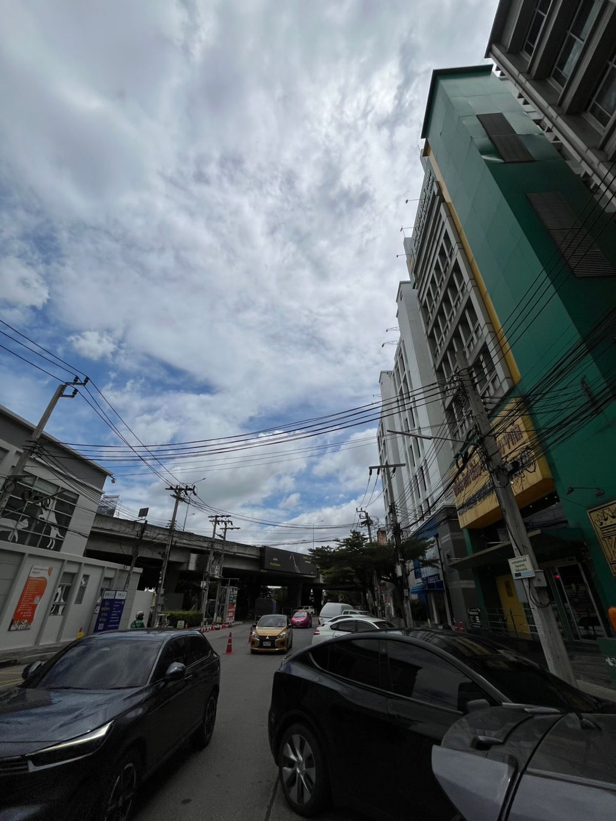 ให้เช่าอาคารพาณิชย์นวมินทร์ รามอินทรา : ✨ ให้เช่าอาคารพาณิชย์/สำนักงาน ติดถนนวัชรพล–ใกล้ตลาดถนอมมิตร ทำเลเด่นมาก ✨ 📍 เลือกเช่ารายชั้น อาคารสูง 5-7 ชั้น พื้นที่ใช้สอย 130 - 200 ตร.ม./ชั้น