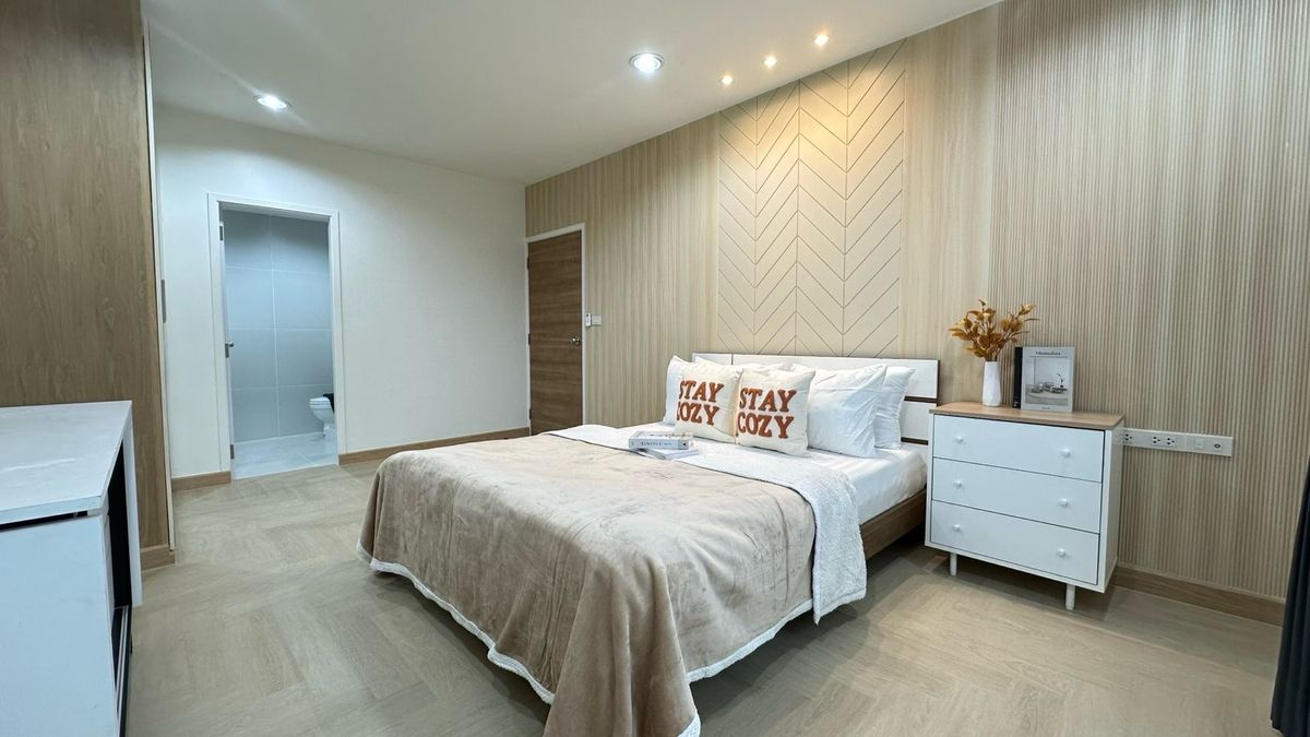 ให้เช่าคอนโดวิทยุ ชิดลม หลังสวน : 🏙️ Renova Residence Ploenchit – Luxury Condo for Rent in the Heart of Bangkok✨ Newly Renovated | Beautiful Modern Style | Ready to Move InPrime location on Wireless Road, just a short walk to BTS Ploenchit & Central Embassy!⸻📍 Location Highland